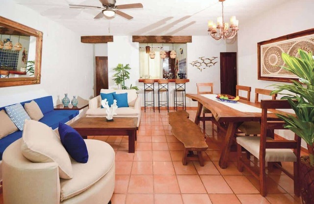 Rustic Tropical Oasis, 2 Pools, Close to Beach