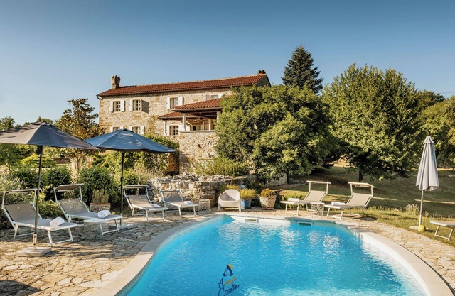 Rustikale Villa mit Pool für bis zu 12 Gäste