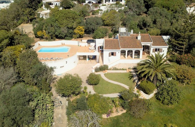 Rustikale Villa mit Pool, gut gelegen und mit Meerblick.