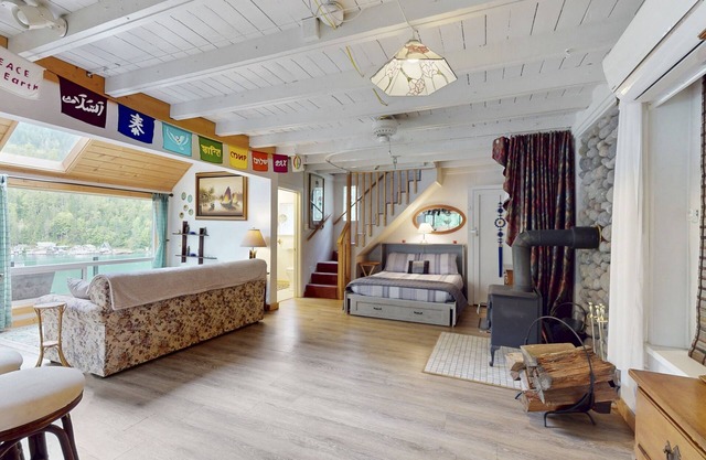 Rustic Waterfront Cabin Retreat on Scenic Lake Sutherland