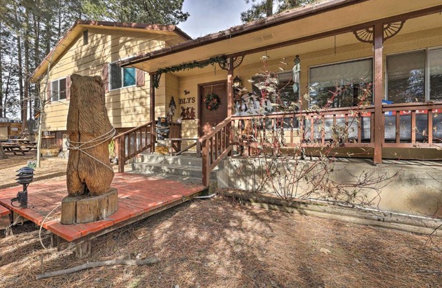 Rustic Western Home Walk to Winchester Lake!