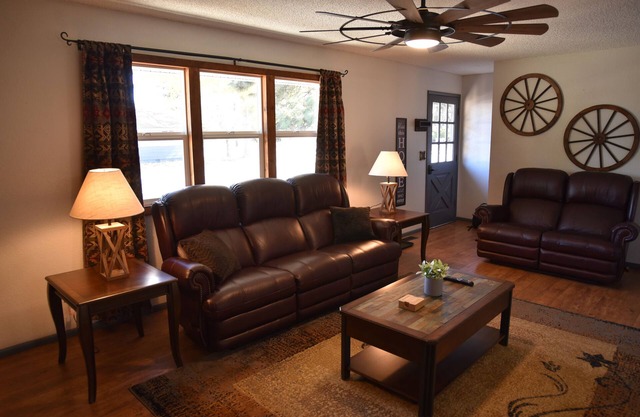 Route 66 Western Retreat- Grand Canyon Train Depot- Pet Friendly!
