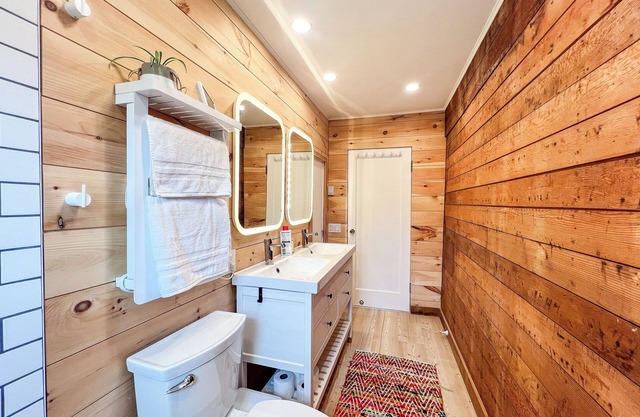 Rustic Wildflower Retreat. Charming historic 2BR on Bainbridge near beach w/AC