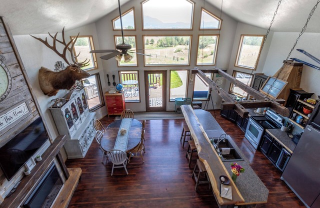 Rustically charming 4-bedroom house with WiFi and AC in Charlo
