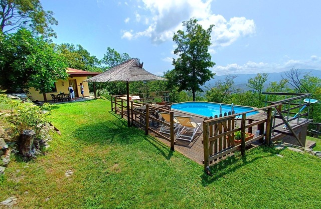 Rustico Bauernhaus mit Garten und Pool in einer hügeligen Gegend