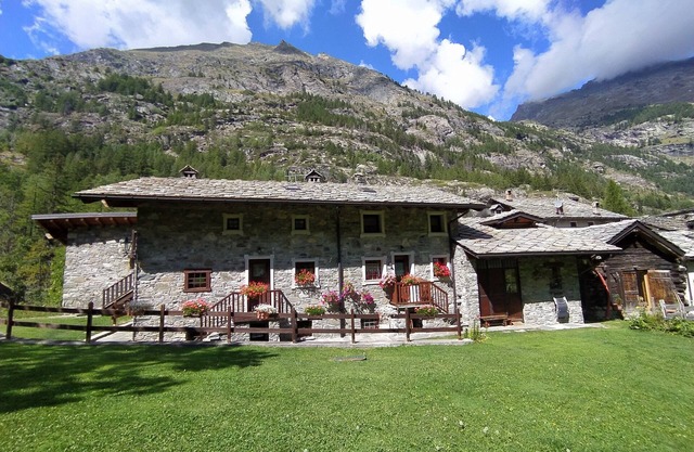 Rustico mit großen Grünfläche, Schlaglöcher, Wege und Alta via n. 2