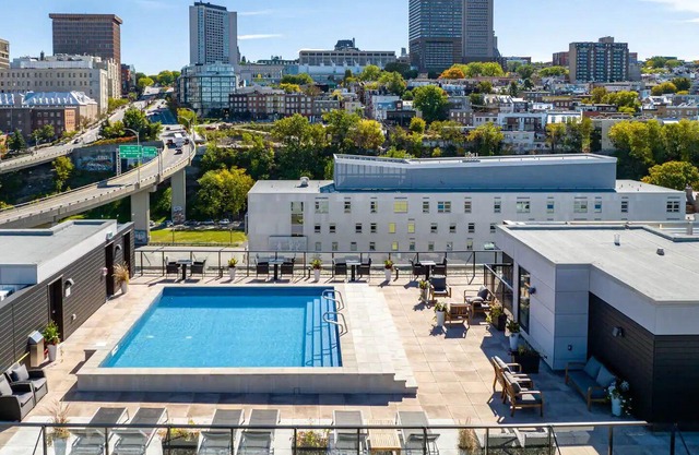 Rustique, NEW in Quebec city - 2 rooms + 2 bathroom (pool on roof during summer)