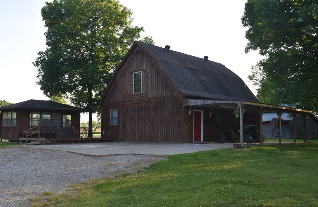 Rut & Strut Ranch - 35 minutes from Mark Twain Lake! Quiet Cabin in the woods