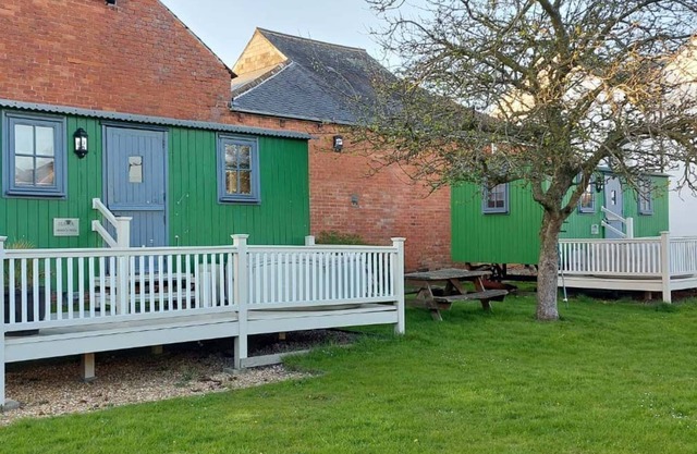 Ryans Retreat, shepherds hut with hot tub and pet friendly close to beach and Hadrian's Wall