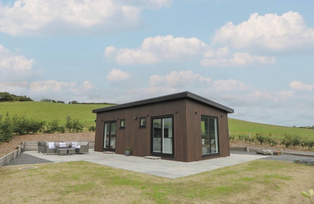 RYDLAN, family friendly, with hot tub in Borth