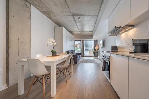 Séjour d'été avec piscine, barbecue, salle de sport et terrasse