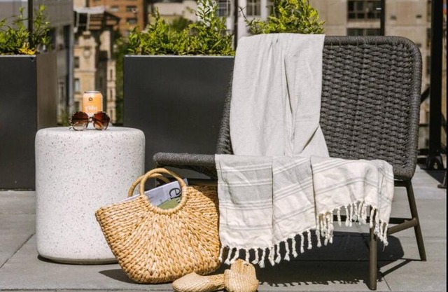 Séjour d'été avec piscine, barbecue, salle de sport et terrasse