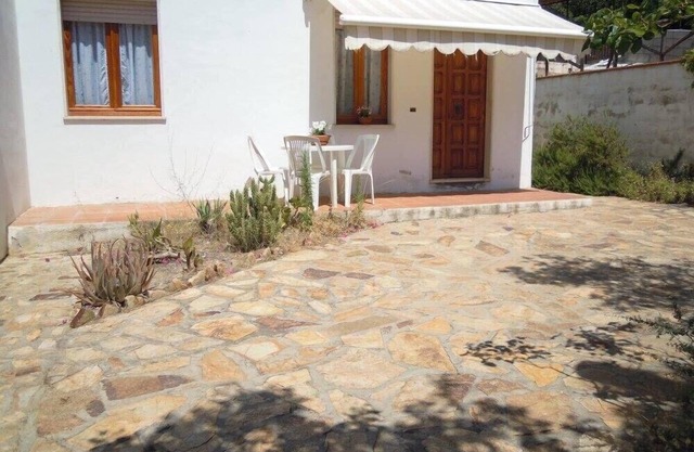 S'Apposentu-Casa l'Olivastro. 100 sqm garden with outdoor shower and barbecue.