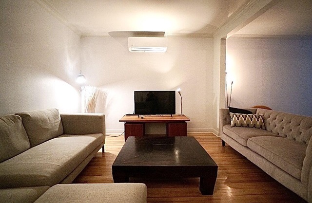 Sleeps 9, large condo in front of parc & metro, minutes to Downtown with parking