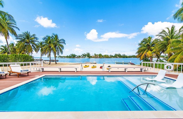 S'kai Fall: Newly Renovated Beach House w/Private Pool, Beachfront, Dock + Free Kayaks
