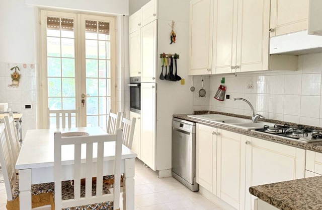 S353 - Sirolo, large four-room accessorized apartment with garden