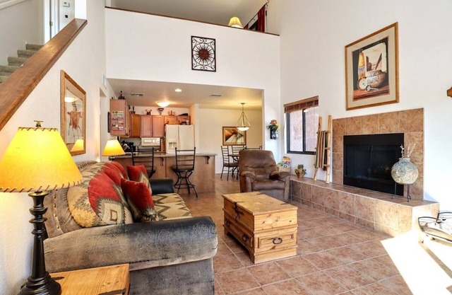 This condominium is a 3 bedroom(s), 2 bathrooms, located in Tucson, AZ.