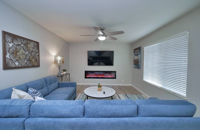 Sacramento 4 Bedroom Family Home with Pool + Fire Pit