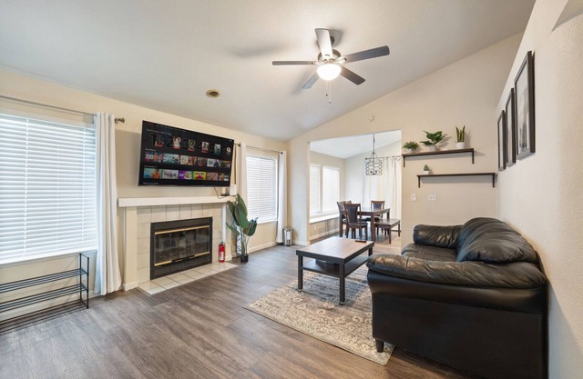 Sacramento Sanctuary: Modern 3BR Retreat w/ Laundry & Parking