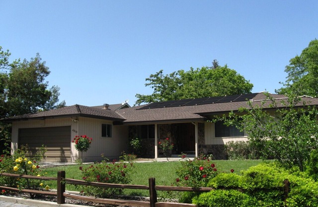 Sacramento Suburban mit Pool