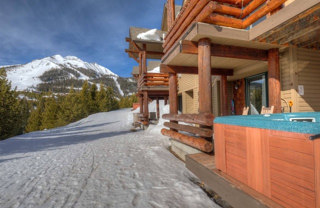 Saddle Ridge U2- Ski-in/out Luxury w/ 2 King Suites, Privacy, Mtn Views, Hot Tub