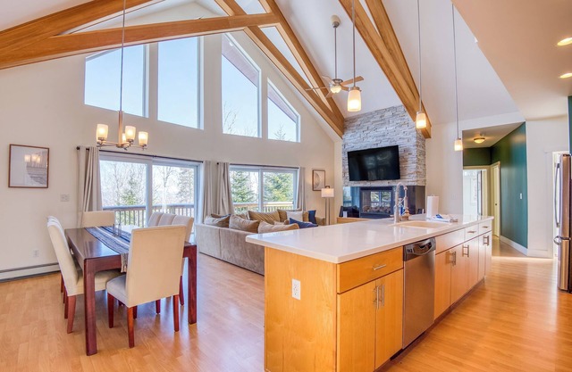 Saddleback - Magalloway Loop Home 49 - great newly furnished home on the Mountain