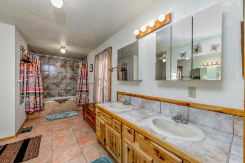 Saddles 'N' Spurs 4br 3bath with a Hot Tub
