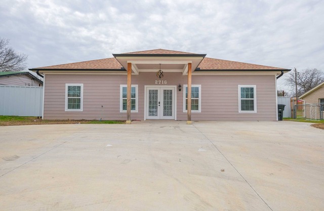 Safari themed 8 bedrooms 3 bath home with 3 - 4 dining areas & grand kitchen