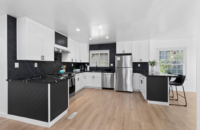 Safari Vines Retreat. Fully remodeled spacious 3 bedroom 2 bath home Sleeps 8