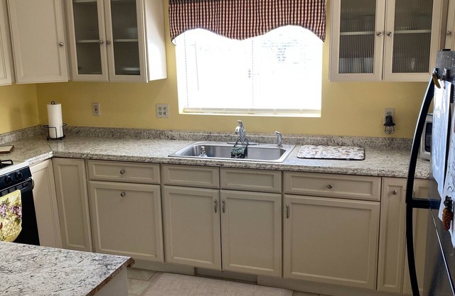 Safe and clean, 5 min away from shopping centers & restaurants. Pet-Friendly