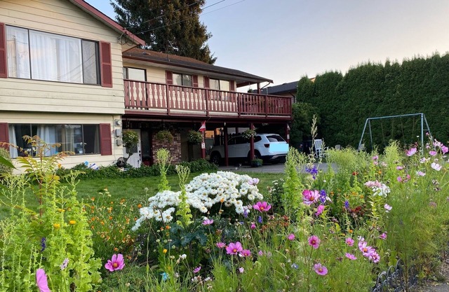Safe clean quiet room, keyless private entry, close to Abbotsford airport & town