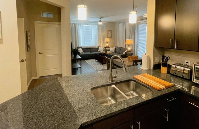 Safe & Desirable Des Peres- LARGE Luxury Unit