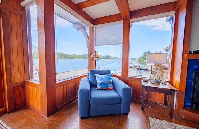 Safe Harbour | Downtown King Bed + Inlet View