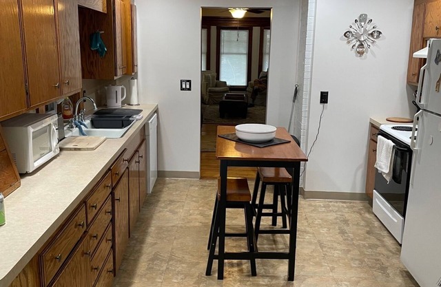 Safe neighborhood, private deck & backyard; only minutes to beaches and Portland