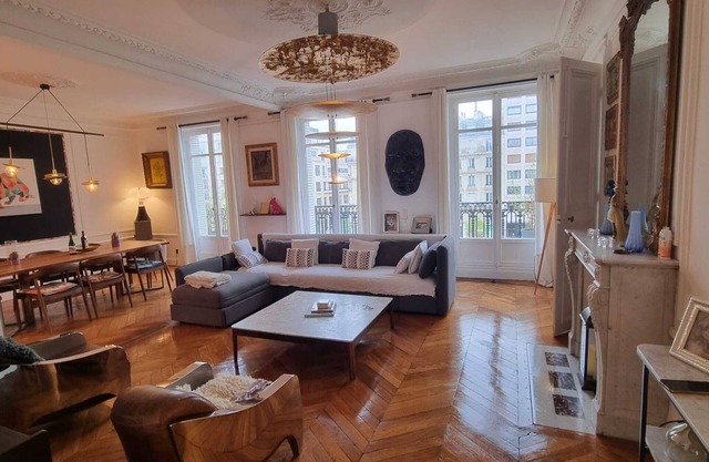 Safest Area in Paris ❤ Elegant Haussmannien close to Le Marais, Metro Line 1