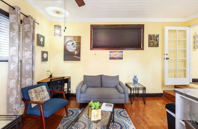 Saffron Cottage ist eine gemütliche Wohnung. angeschlossen an Haupthaus mit eigenem Eingang & Deck.