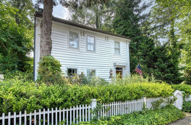 Sag Harbor Historisches Dorfhaus mit Pool; 2 Minuten zu Fuß zum Herzen des Dorfes