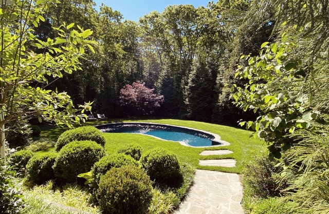 Sag Harbor Sleeps 10 ……5 min drive to town.