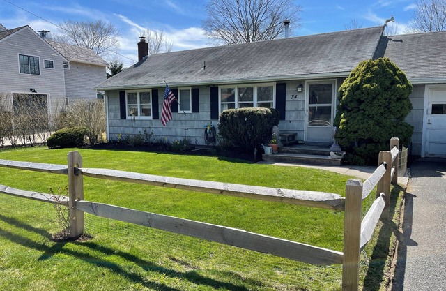 Sag Harbor Village Private, 2-bedroom 60's ranch, 5 minute walk to Main Street
