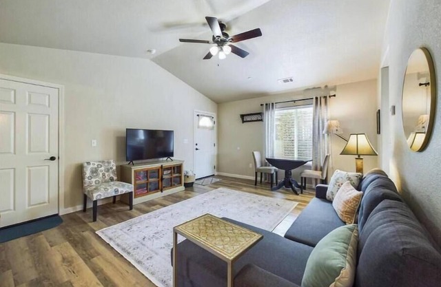 Sagewood Retreat-Centrally Located