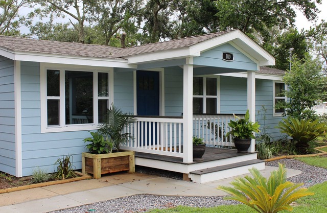Sago Beach House Charming 2-bedroom house with WiFi, AC in enjoyable Long Beach