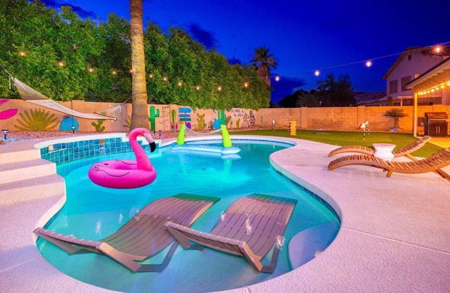 Saguaro Spa Retreat: Heated Pool, Spa, Golf, Pool Table, Massage Chair,Sleeps 16