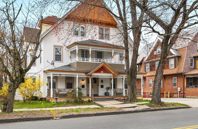 Saint James Manor - Sleeps 20+ in Style & Comfort with Parking