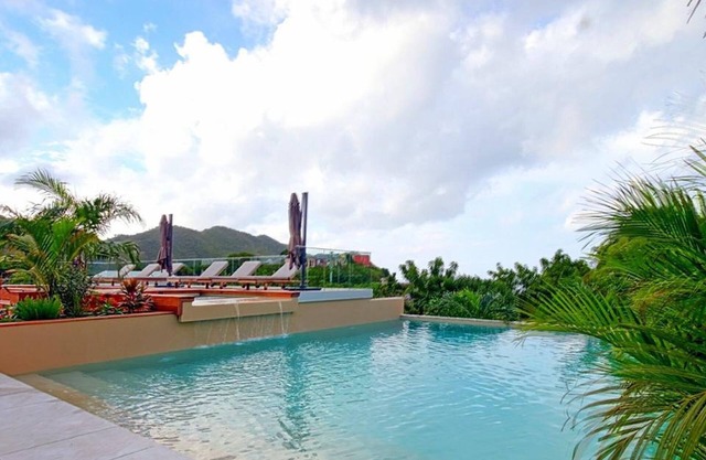 Saint-Martin: Luxuriöse 2-Etagen Wohnung mit Terrasse, Pool, Internet und Klimaanlage