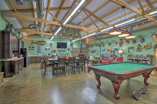 Saint Matthews Outlaw Gameroom with Fire Pit!