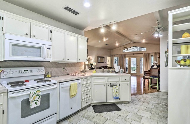 NEW! Beautiful Salado Retreat w/ Golf Course View!