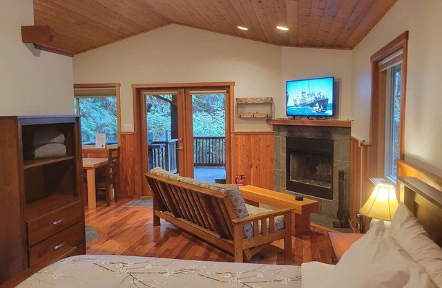 Evergreen Rainforest Retreat-Salal