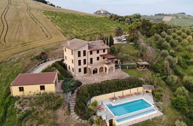 Luxusvilla mit herrlichem Infinity-Pool und herrlichem Blick auf die Berge