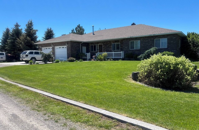 Salem Pines lost Moose lodge Charming 3-bedroom house with AC, WiFi in Rexburg