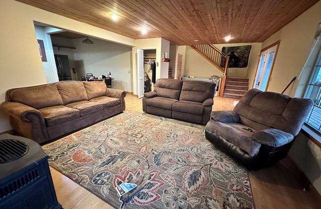 Salmon Fishing Lrg1-bedroom sleeps 5 WiFi in Malott attached to wagon wheel.